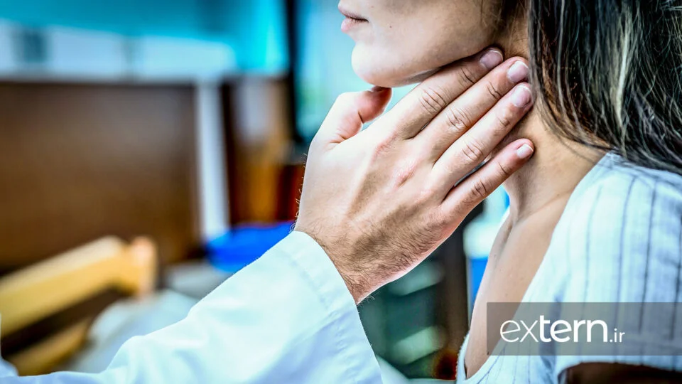 معاینه غده تیروئيد در تیروئیدیت ریدل