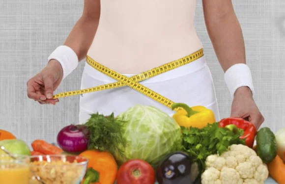 زن در حال اندازه‌گیری دور کمر خود